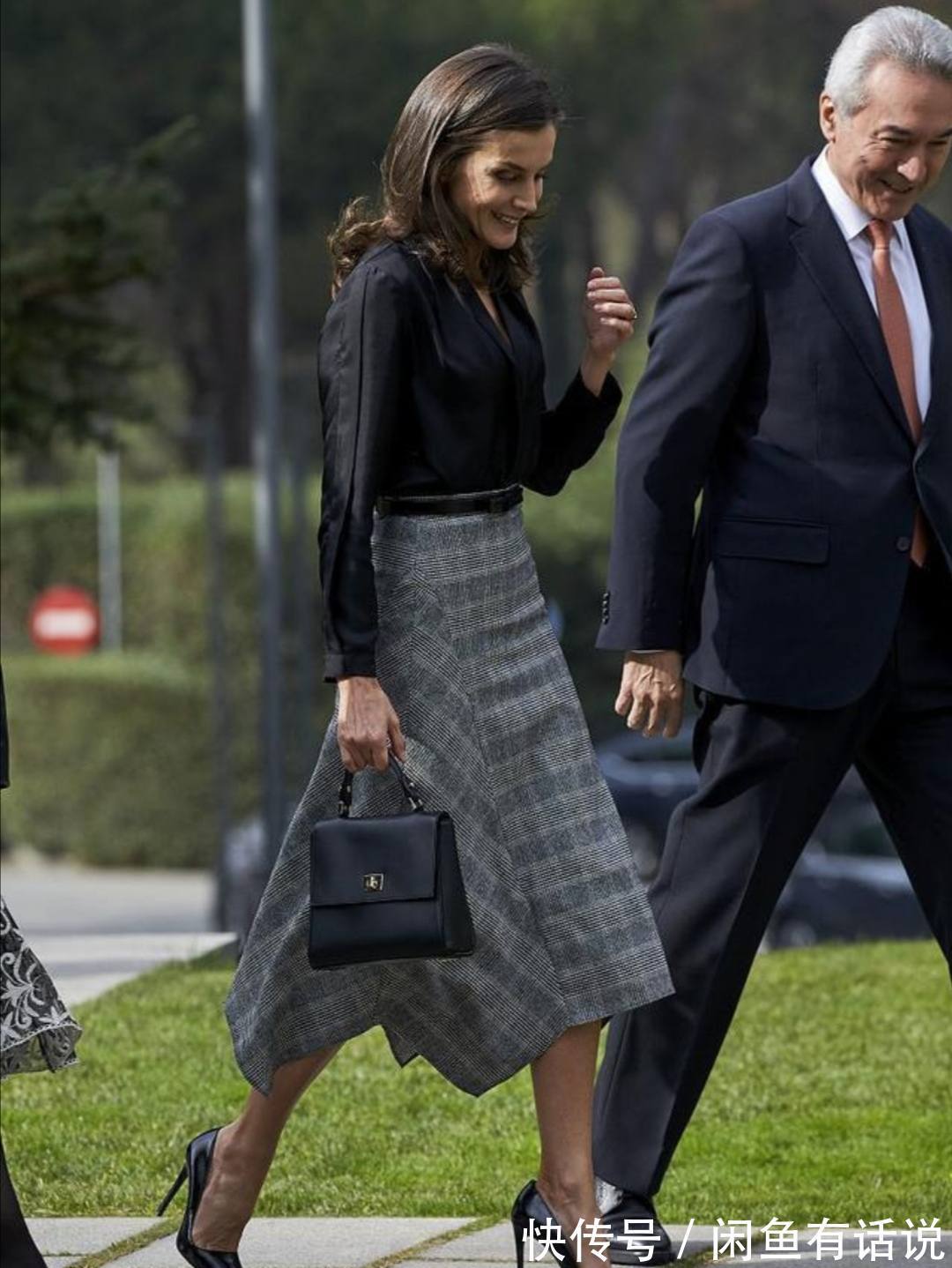 莱后|西班牙王后90斤都不到，身形消瘦气质却高级，衬衫搭半裙真加分