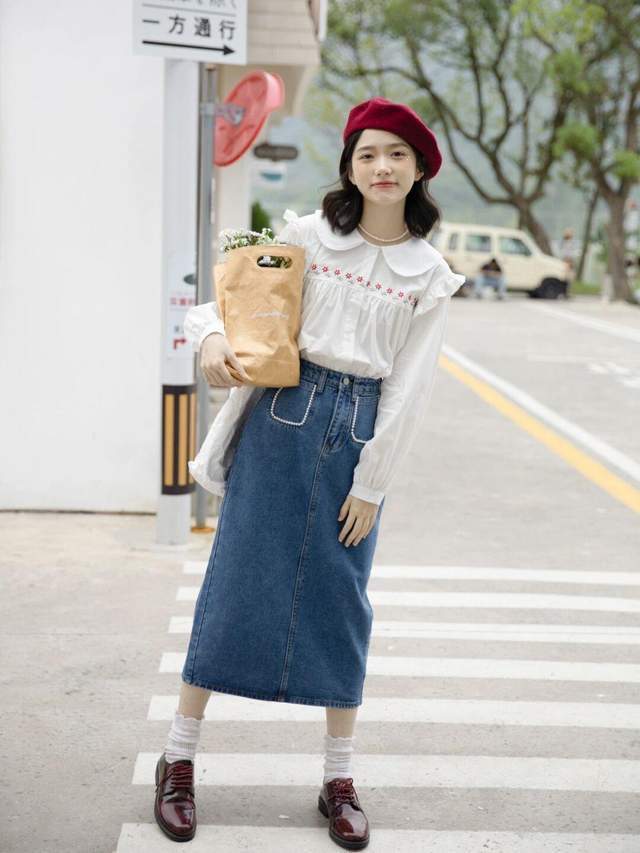 小个子 换季到底怎么穿?卡其色风衣+牛仔裙,日系又复古,美翻整个秋天