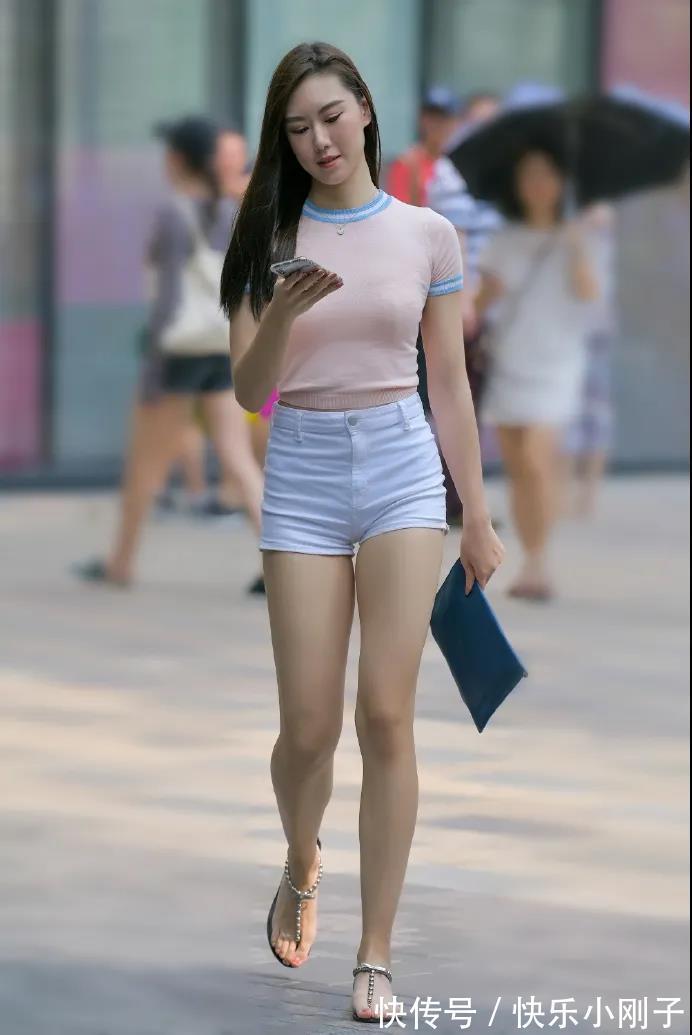 姐姐|姐姐选了淡粉色的针织短袖衫,既清爽又显腿长,美的高挑又靓丽