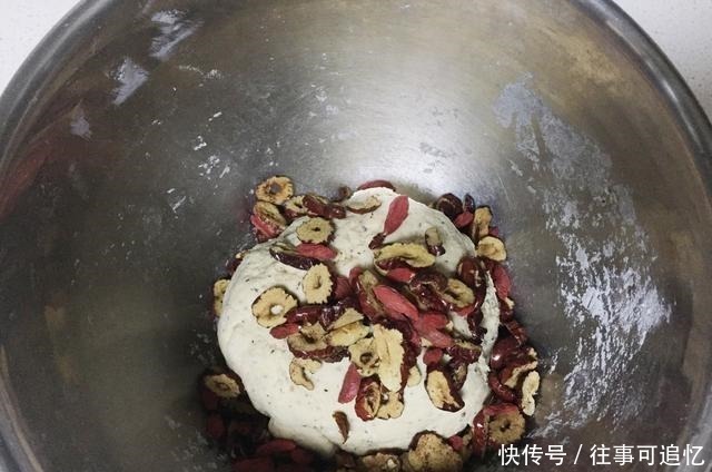 含钙量不输牛奶鸡蛋，常吃润肠通便又健脑，可惜很多人把它扔掉了