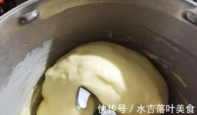 自己在家做面包，加核桃、腰果、芝麻、葡萄干、大枣等，营养十足！