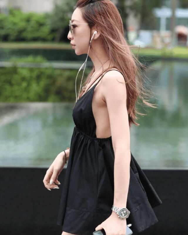 内衣式的吊带裙加冷艳的气质,看起来像“黑天鹅”