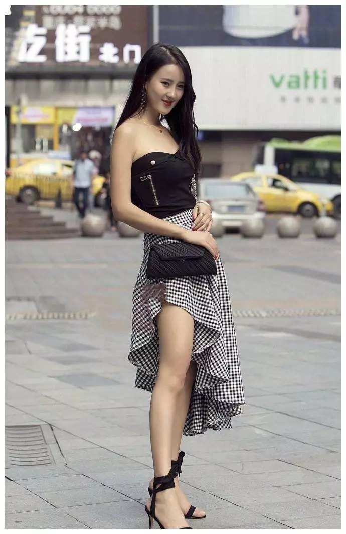 一双高跟鞋，简约的穿搭美得让人心动