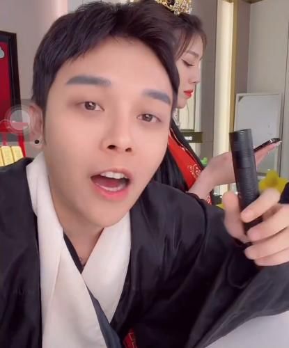 小猪先生“金店”内拍摄婚纱照，未婚妻一身行头就价值百万，称认识精神病院院长提到韩安冉的痛处