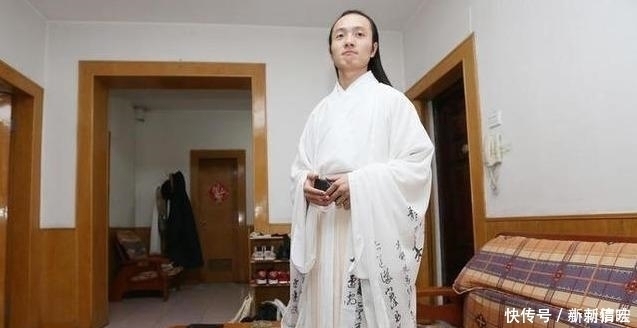 民族服装|95后小伙痴迷汉服8年,留4年长发,花5000元买萧,坚持每天穿汉服