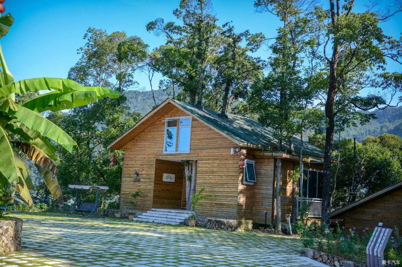 小镇蒙蒙烟雨，小桥流水，断桥残雪~青山点点，古道悠悠