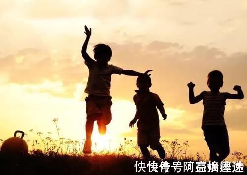 幼儿园|幼儿园毕业典礼就是“妈妈秀”，孩子：妈妈，你不漂亮，别去参加