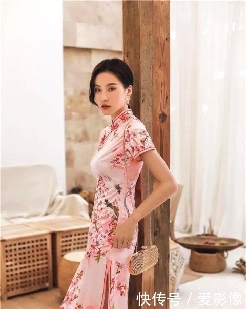 粉色魅力,时尚舒心中长旗袍,描摹女子温婉动人