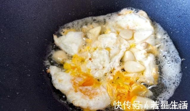 香芹段|买鸡蛋挑大个，颜色选白壳，蛋黄越黄越营养别被摊贩“忽悠”了