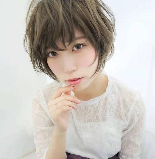 减龄 羊毛卷已经“失宠”,今年流行这种发型,减龄又洋气满满高级感