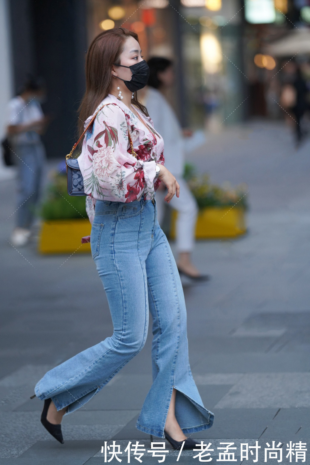 街拍微胖女生选择修身喇叭裤,休闲个性又气质,分分钟打造出靓丽造型