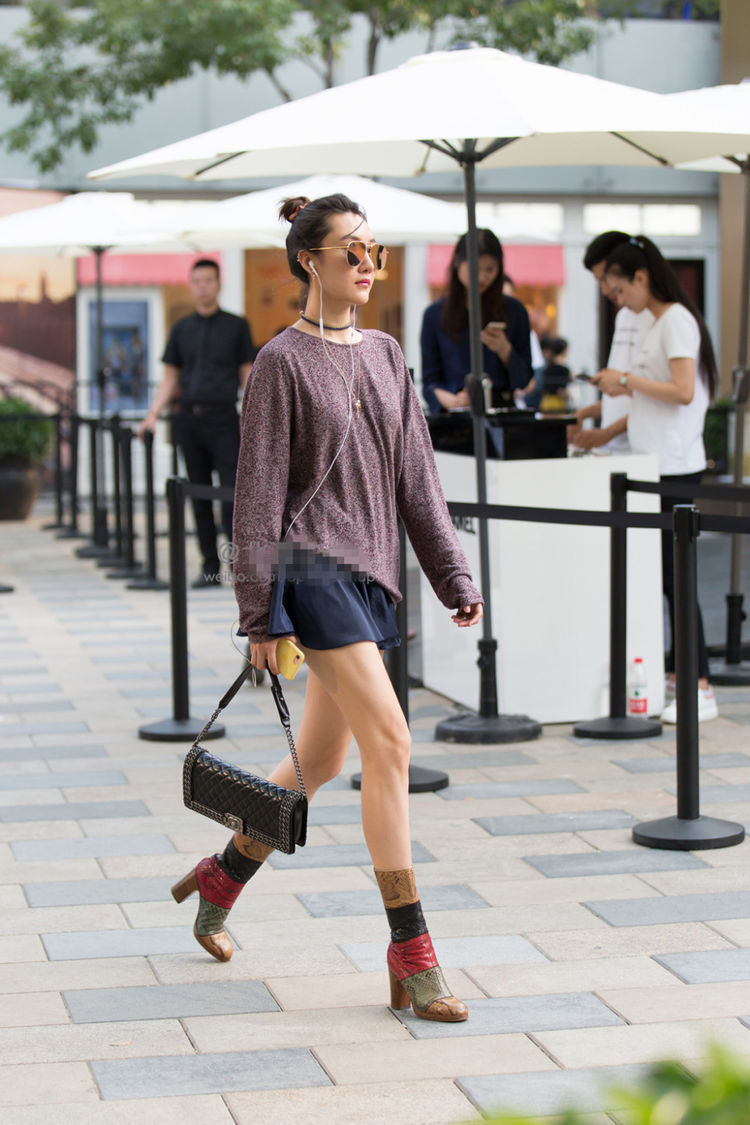 街拍:美女白色的连衣裙简洁高雅,特别美观又简练大气