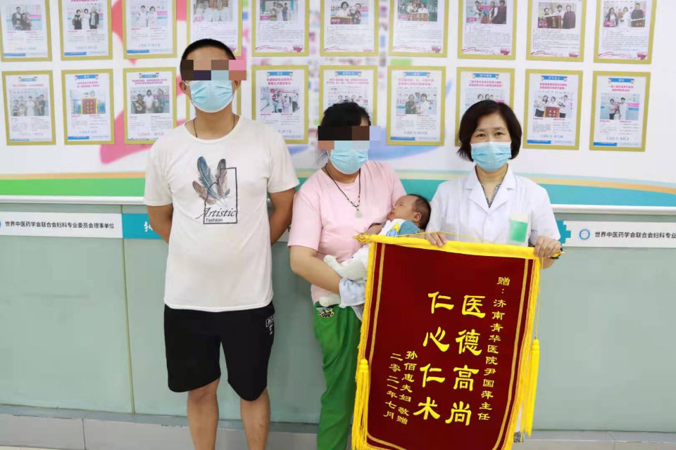 二胎|一面锦旗，一份认可！二胎满月，夫妻俩第一时间赶来表达谢意