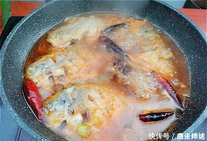 不管炖什么鱼,别再加醋了!试试新做法,肉质鲜嫩没腥味,太香了
