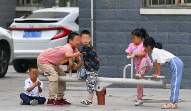 妈妈|“老师”在小女孩手上画图形，孩子沾沾自喜，妈妈看到后直接报警