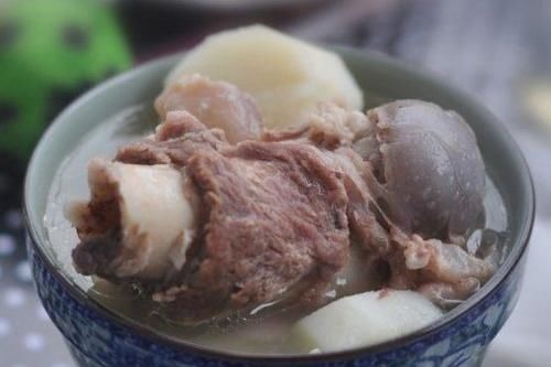 它比排骨便宜,比牛羊肉温和,一斤只需十块钱,炖上一锅真解馋