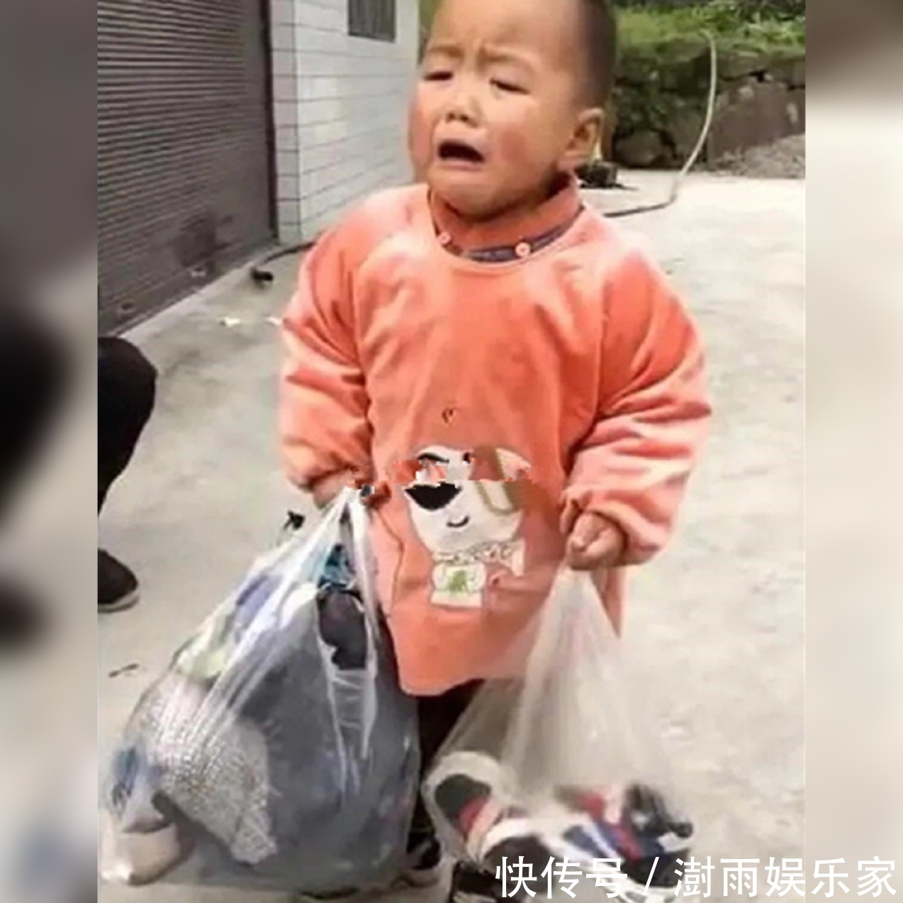 孩子们|看得人心酸!小男孩装好衣服要跟父母一起走,出门时父母已经走了