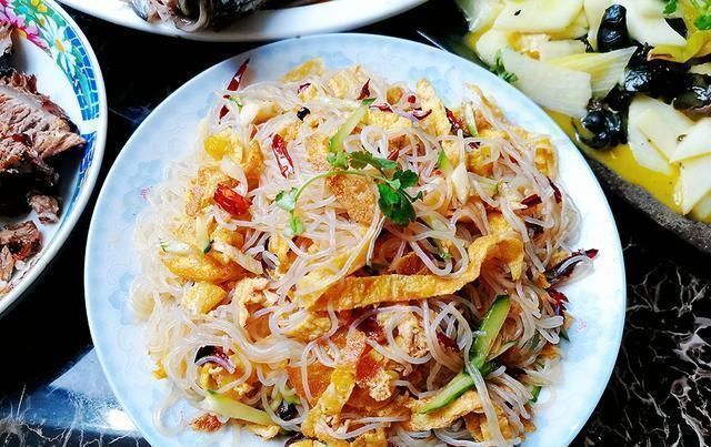 夜饭分享给|儿子领女友回家过年,看看妈妈做的年夜饭,网友这是想当婆婆了