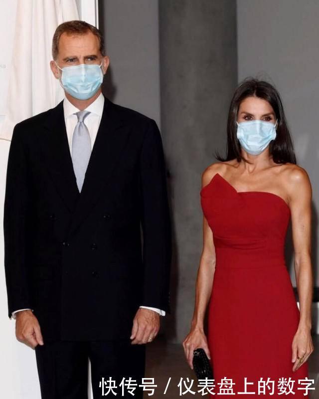 西班牙王后尴尬了,穿上万元抹胸连衣裙,却被老气“蜘蛛鞋”抢镜