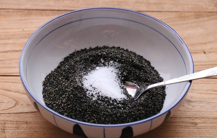 奶奶常吃黑芝麻,教你1个家常做法,比芝麻丸简单,头发黑精神好