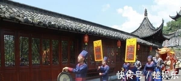 状元$知县想要教训神童,于是出了上联,神童不仅对出下联还反出一上联