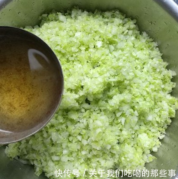 用白菜包饺子,别加盐杀水,分享饺子馆用了20年的方法,鲜美多汁