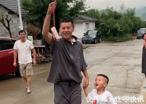 猪肉|“土豪舅舅”带娃提着肉走出六亲不认的步伐,有趣的灵魂万里挑一