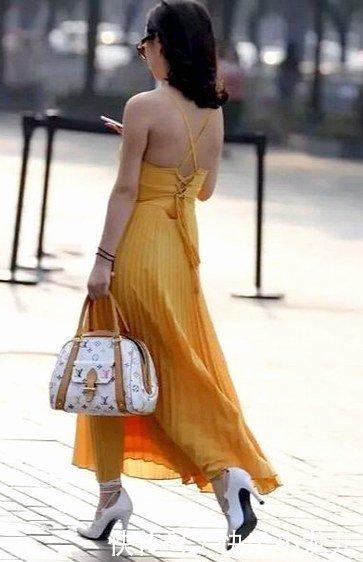 脚上踩着高跟鞋,高级又有优雅的味道