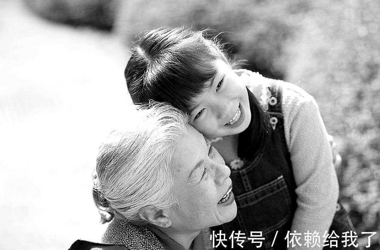 老人|老一辈带娃才放心?新一代“假带娃”出现,别把孩子一生给毁了