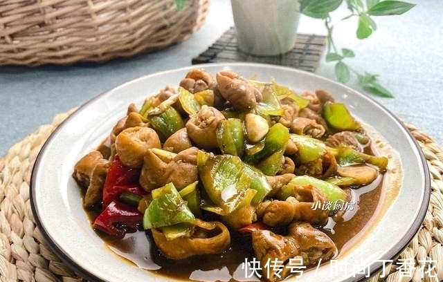水淀粉|做尖椒肥肠，先炒肥肠还是尖椒？大厨分享做法，肥肠软烂又有嚼劲