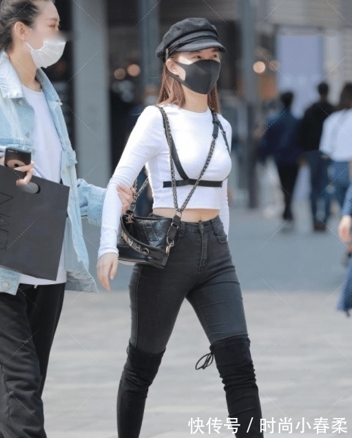 长袖上衣 白色长袖上衣搭配黑色牛仔裤,韵味十足,活力风满满