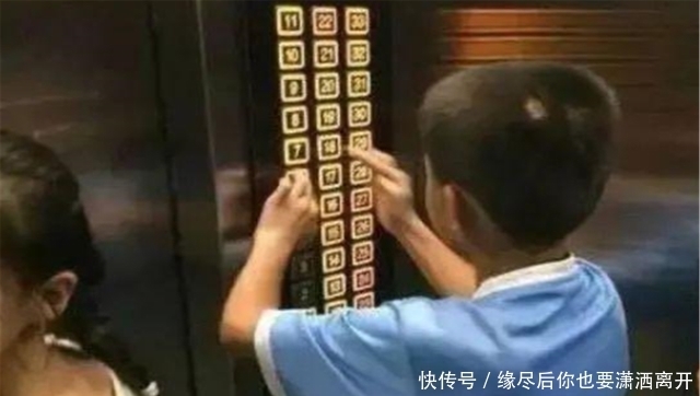 弟弟|熊孩子趁爸妈外出,把弟弟放进锅中加水“炖”了,爸妈发现很崩溃