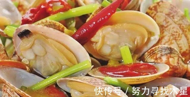 搭配|夏季必备的辣炒花蛤,香辣开胃,搭配一杯冰啤酒,生活美滋滋!