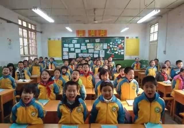 黑板|“个子矮却排在最后?”家长质疑孩子的座位,老师的回答让人深思