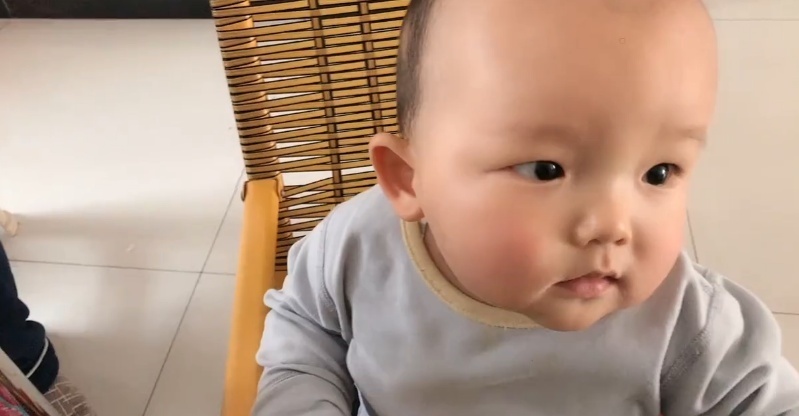 妈妈竟喂宝宝“吃空气”,戏精宝宝将计就计,小表情亮了