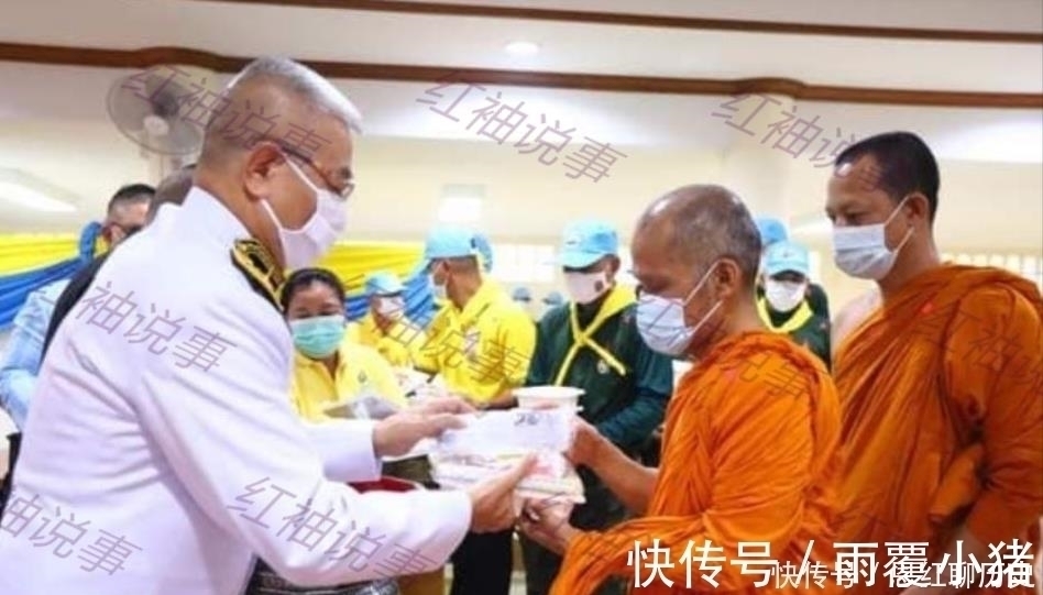 泰王@36岁诗妮娜荣归故里!参加家庭聚会坐C位,接受亲戚们匍匐跪拜