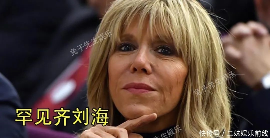 布丽吉特从头改变,梳齐刘海,涂艳丽唇膏,翘起手指“撩”马克龙