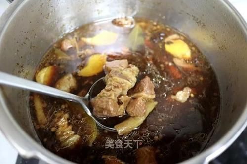 红烧牛肉面：面条筋道，汤香肉嫩，自己在家做超实惠