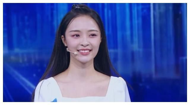 她是央視主持人，丈夫比她大20歲，站一起像父女