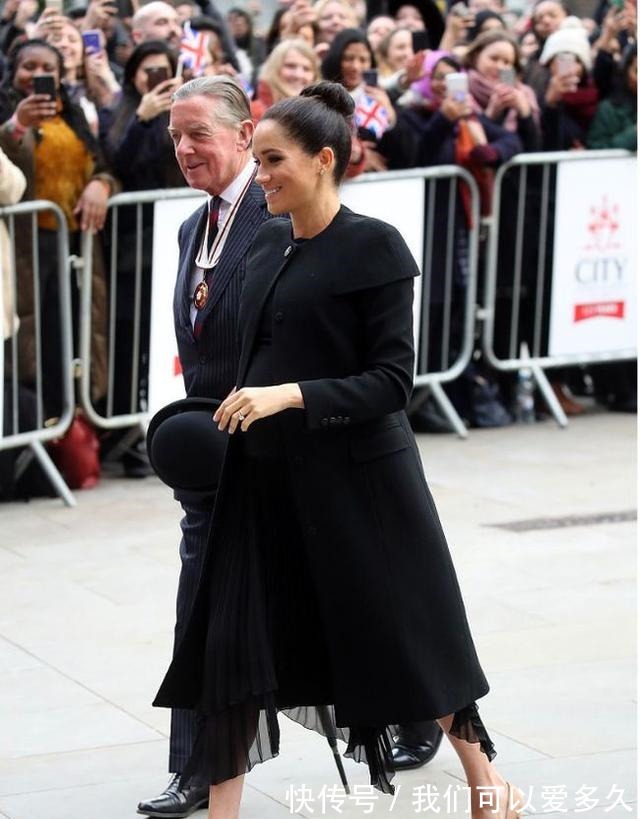 翻领 让英皇室头疼的梅根,穿大衣却引领了“梅根时尚”,这点值得学习!
