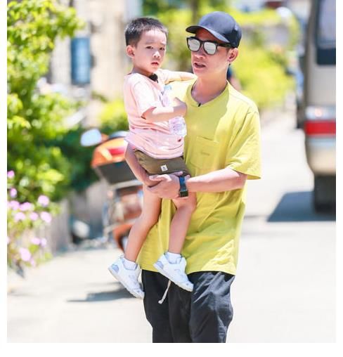 夫妇俩|爱国先锋!陈小春1岁半小儿子正面照曝光,手执国旗开心挥舞狂奔