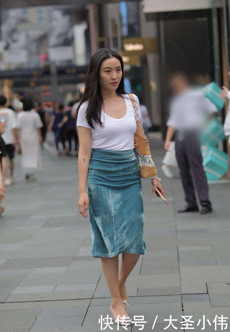 小姐姐|美女街拍:气质这东西太玄学了,有的小姐姐,走路就是好看,性感的自信小妹