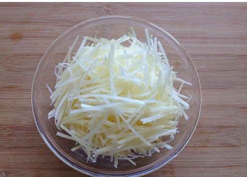 原来炒土豆丝,饭店大厨是这样放的醋,难怪那么好吃!