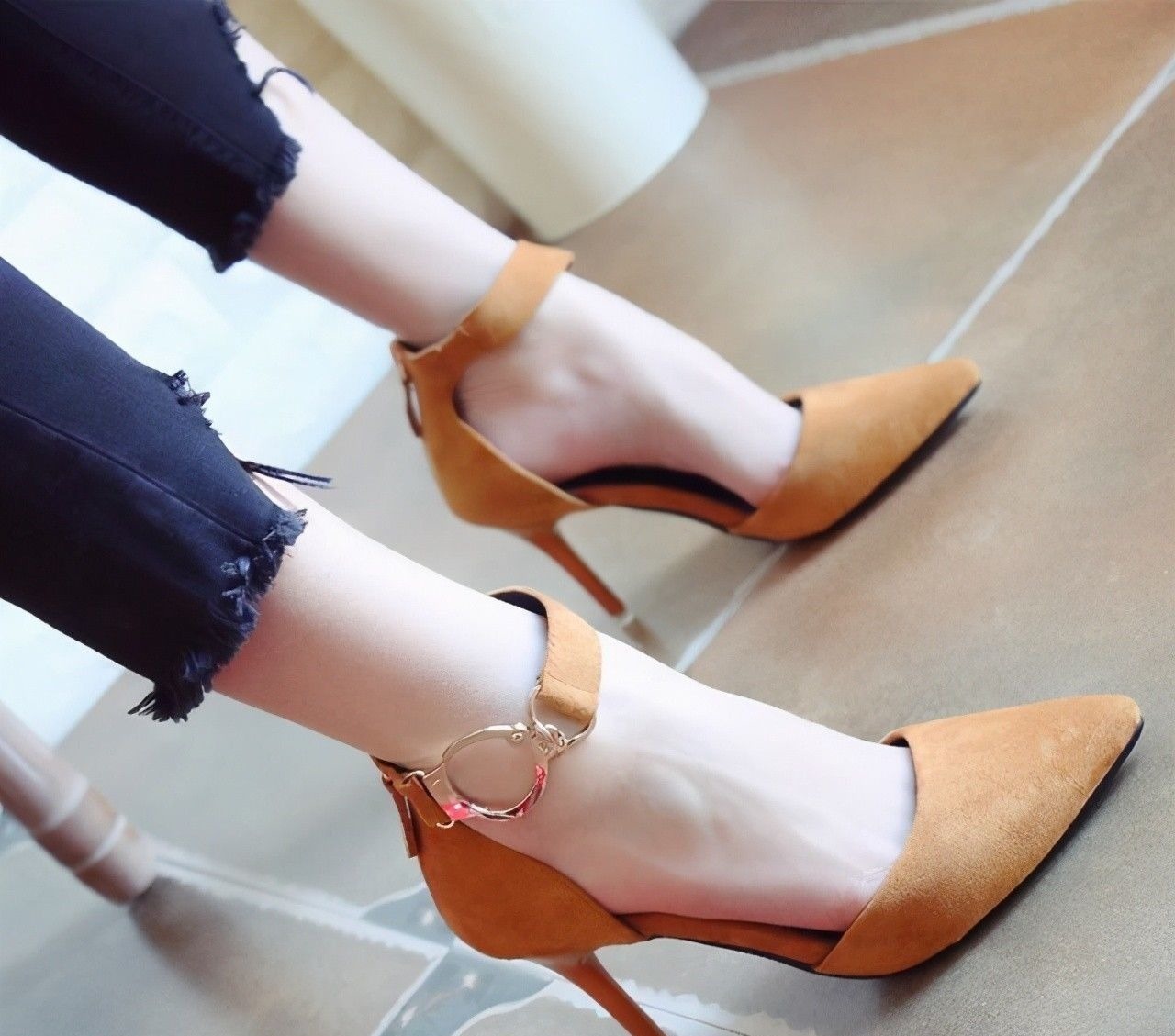 高跟鞋 春日出游上镜变女神,时髦细跟高跟鞋,教你来穿搭