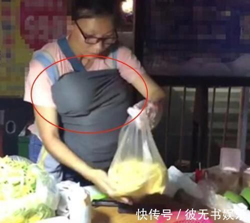 夜市|女摊主营业时胸口挂“布袋”，顾客走近一看后大喊：老板再来一份