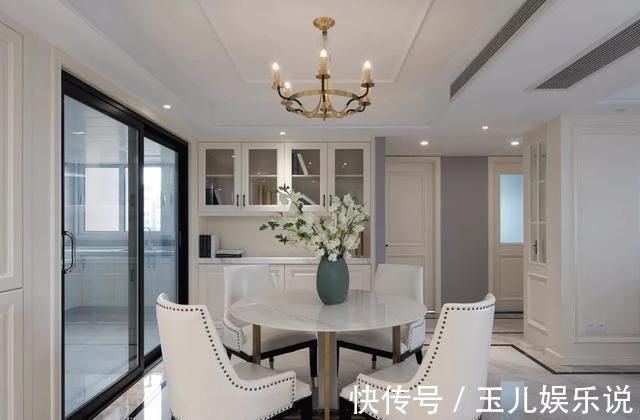 电视背景墙|153平轻奢浪漫美式四居,过道处设计了一排柜子,美观实用又大气