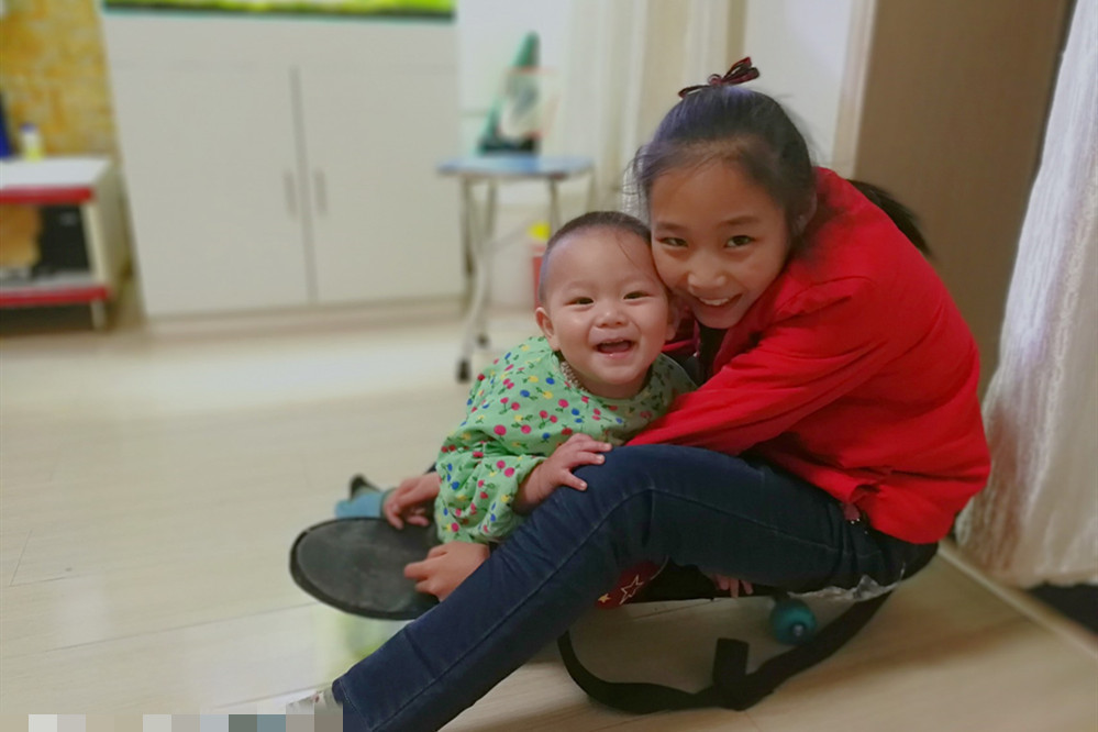 妹妹|儿子闹着要妹妹,宝妈只能给他买一个,看着“兄妹俩”网友乐翻了
