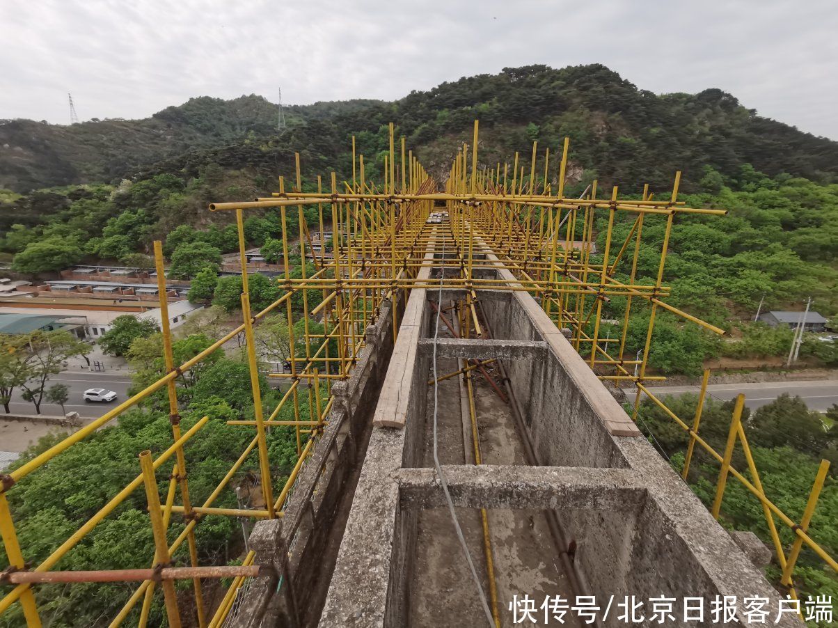 空中大桥|慕田峪景区入口，这座“空中大桥”原来是输水用的