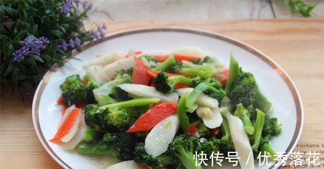 这两种蔬菜，适合冬季吃，营养不输大鱼大肉，这个做法，脆嫩可口！