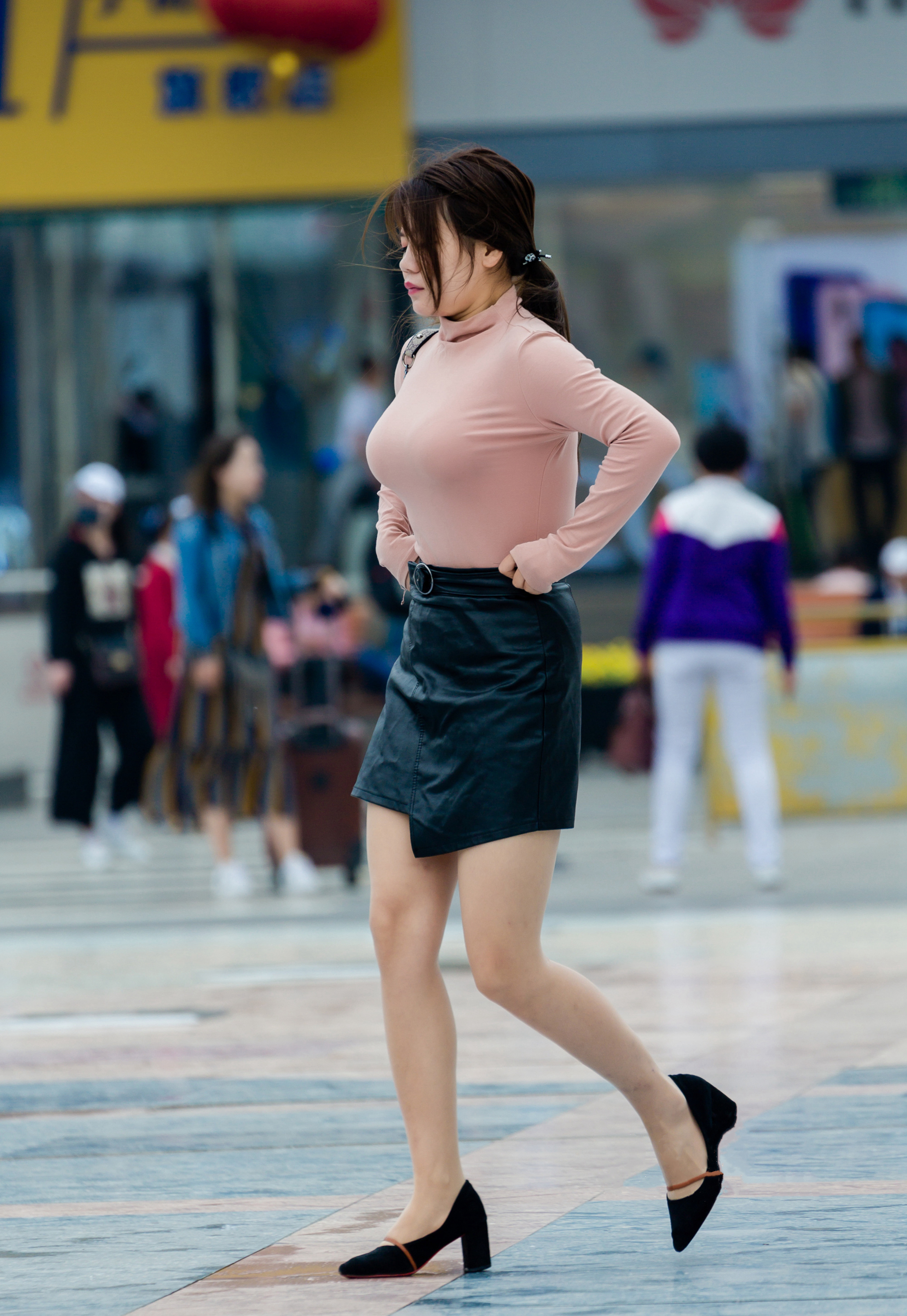 半身裙 街拍美女:轻熟风的秋季穿搭,粉色打底衫配黑色半身裙,优雅甜美又简约大方